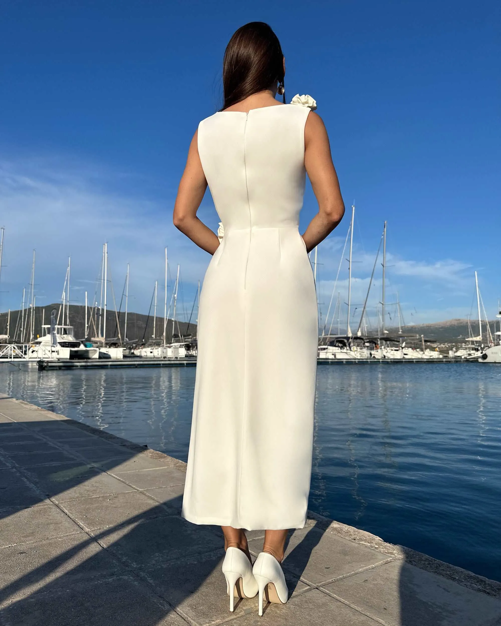 Rochie alba petrecere cu slit fara maneci