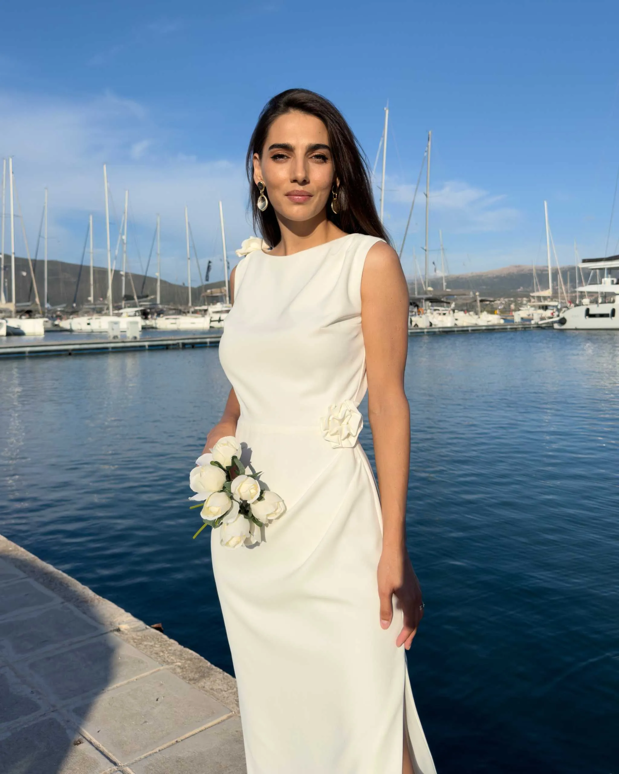 Rochie alba petrecere cu slit fara maneci