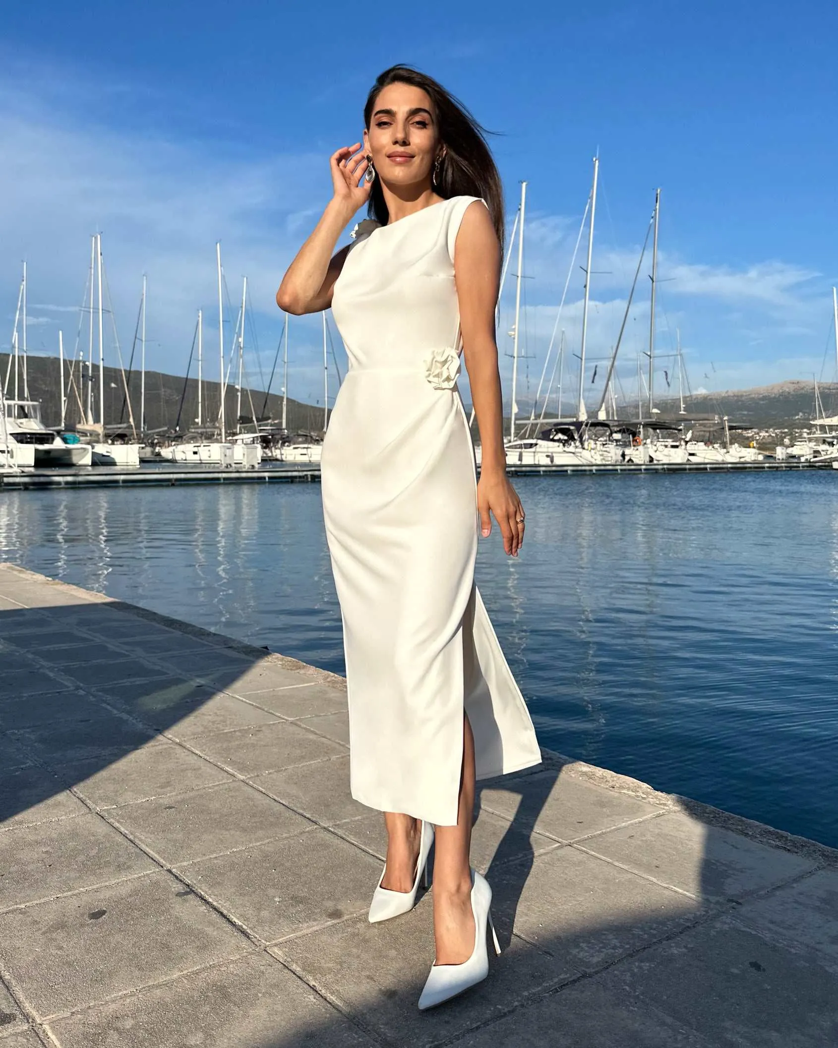 Rochie alba petrecere cu slit fara maneci