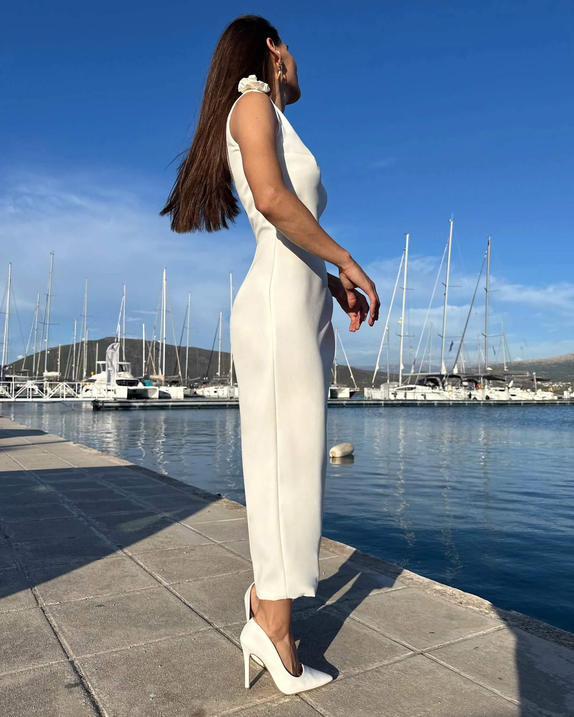 Rochie alba petrecere cu slit fara maneci