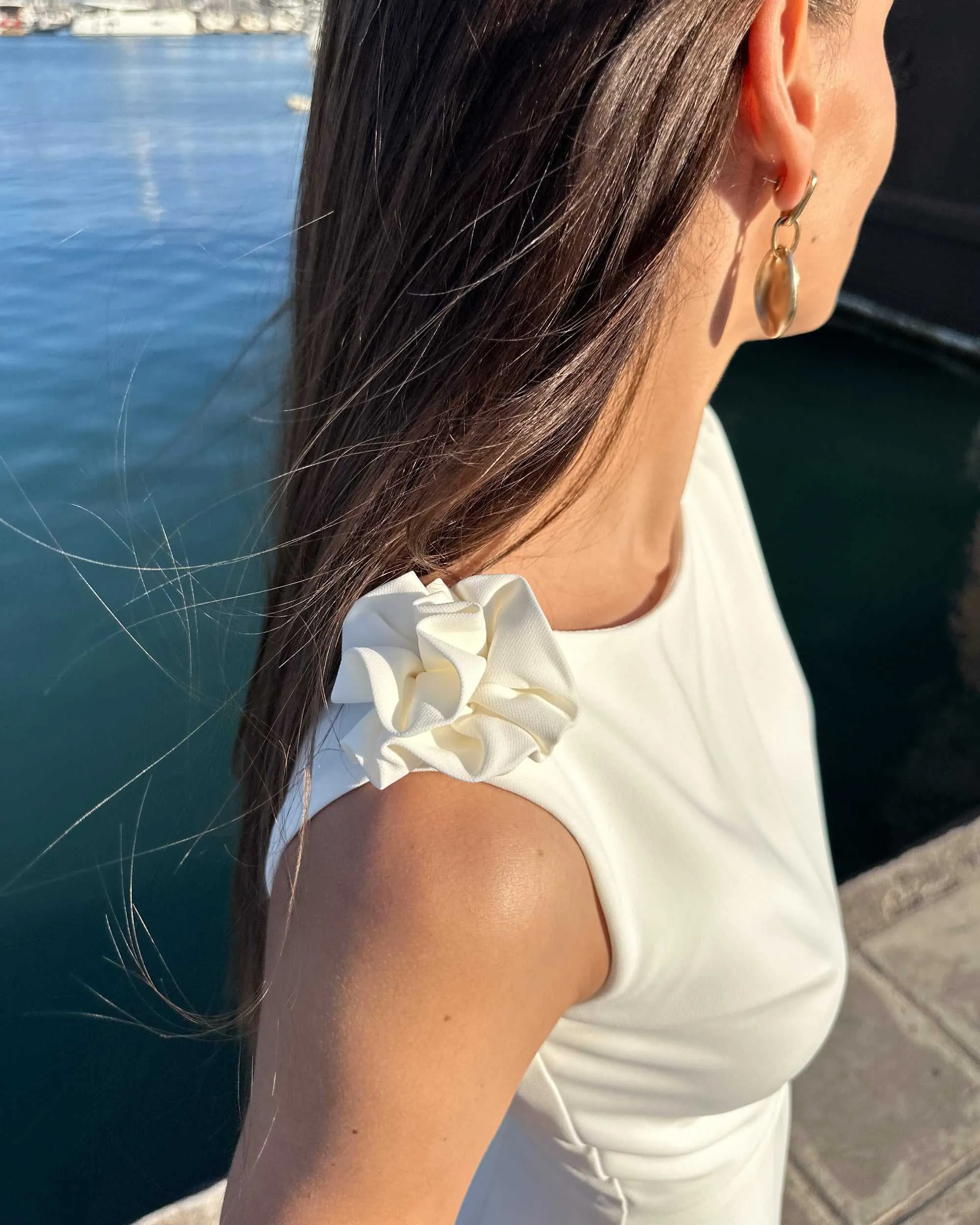 Rochie alba petrecere cu slit fara maneci